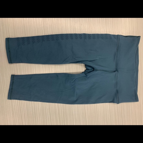 Lululemon crops - Picture 1 of 4